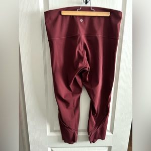 WUNDER UNDER SCALLOPED HEM HIGH-RISE CROP 23. Colour: Red Merlot